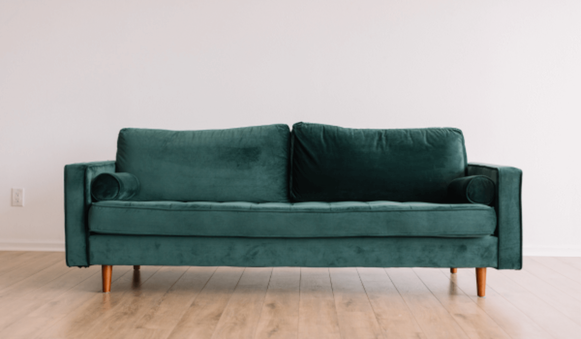 Canapé vert posé dans un salon vide
