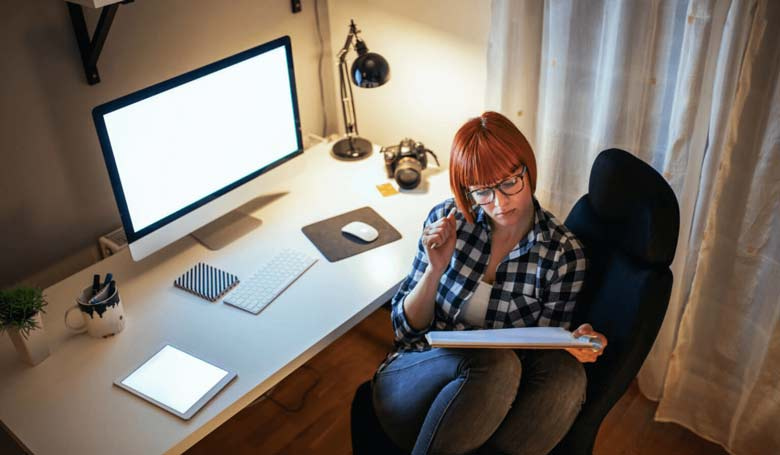 Une dame travaillant en home office