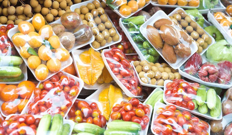 Fruits emballés avec du plastique