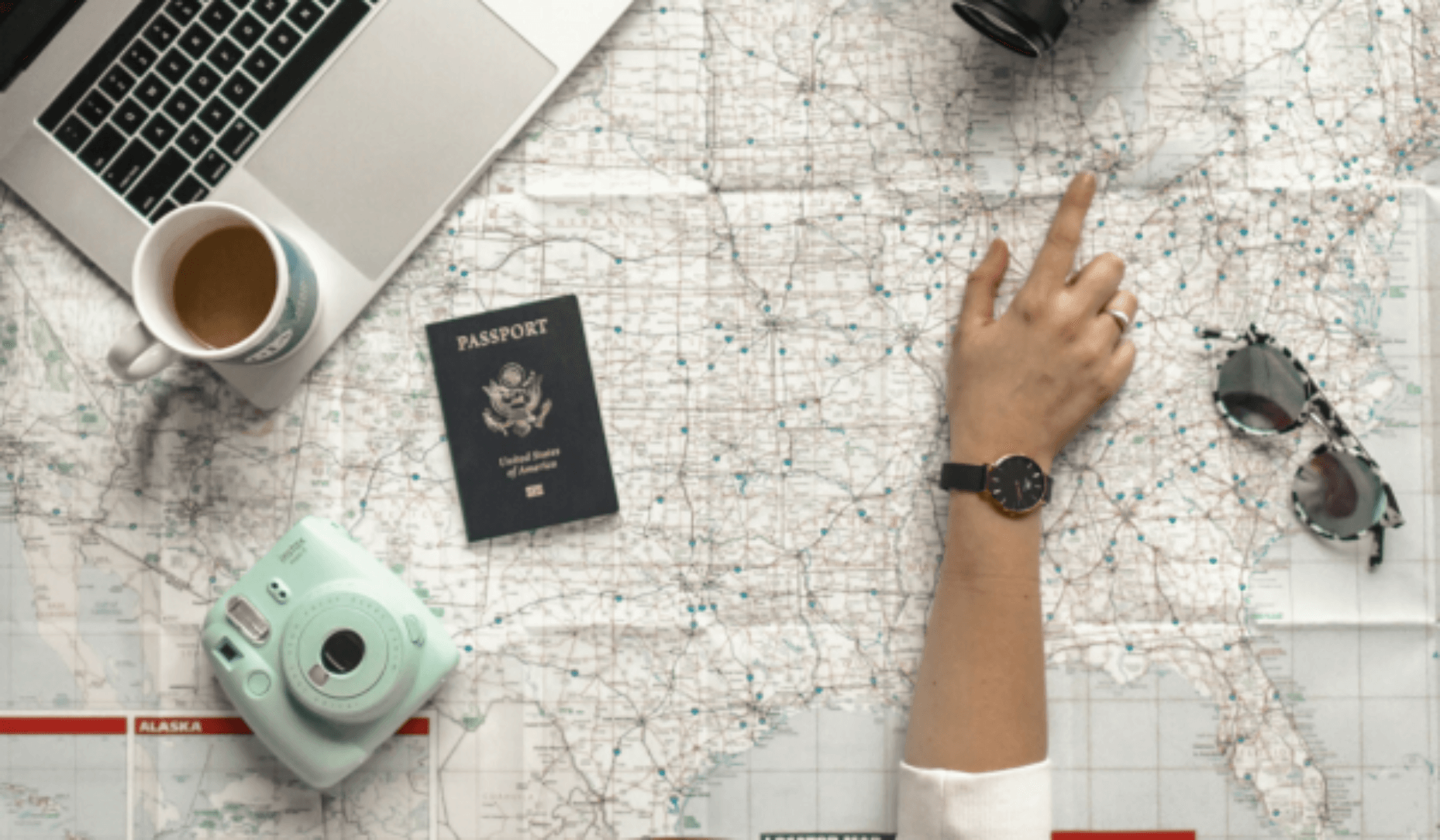 Une main indiquant un lieu sur une carte du monde