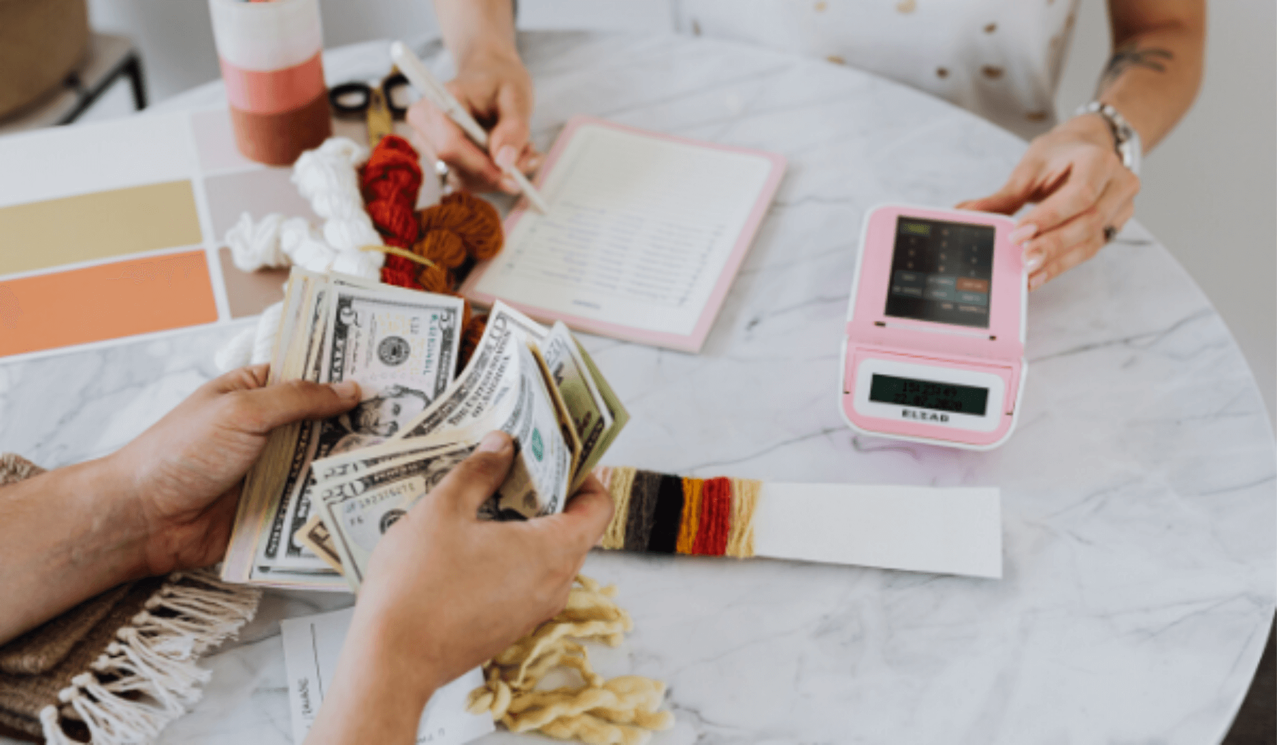 Couple qui calcule leur budget ensemble