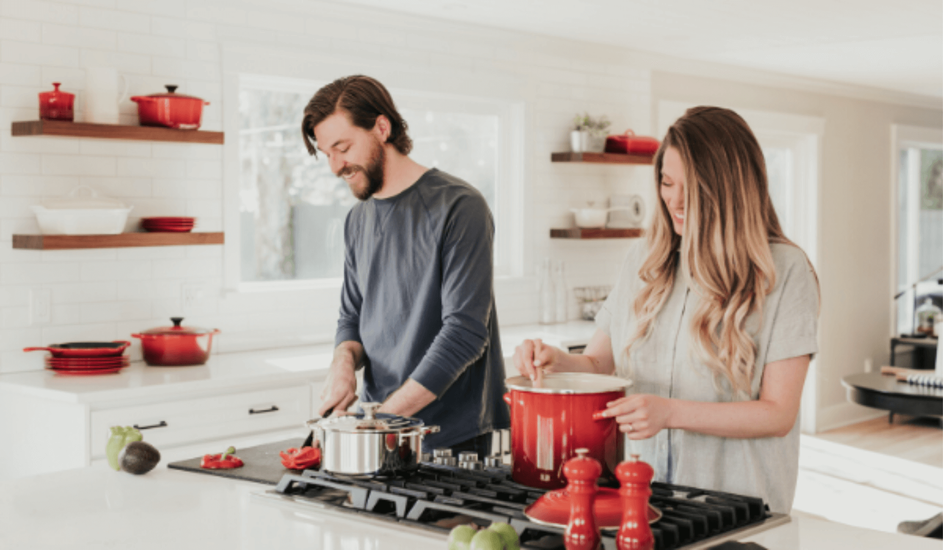 Couple qui cuisine ensemble