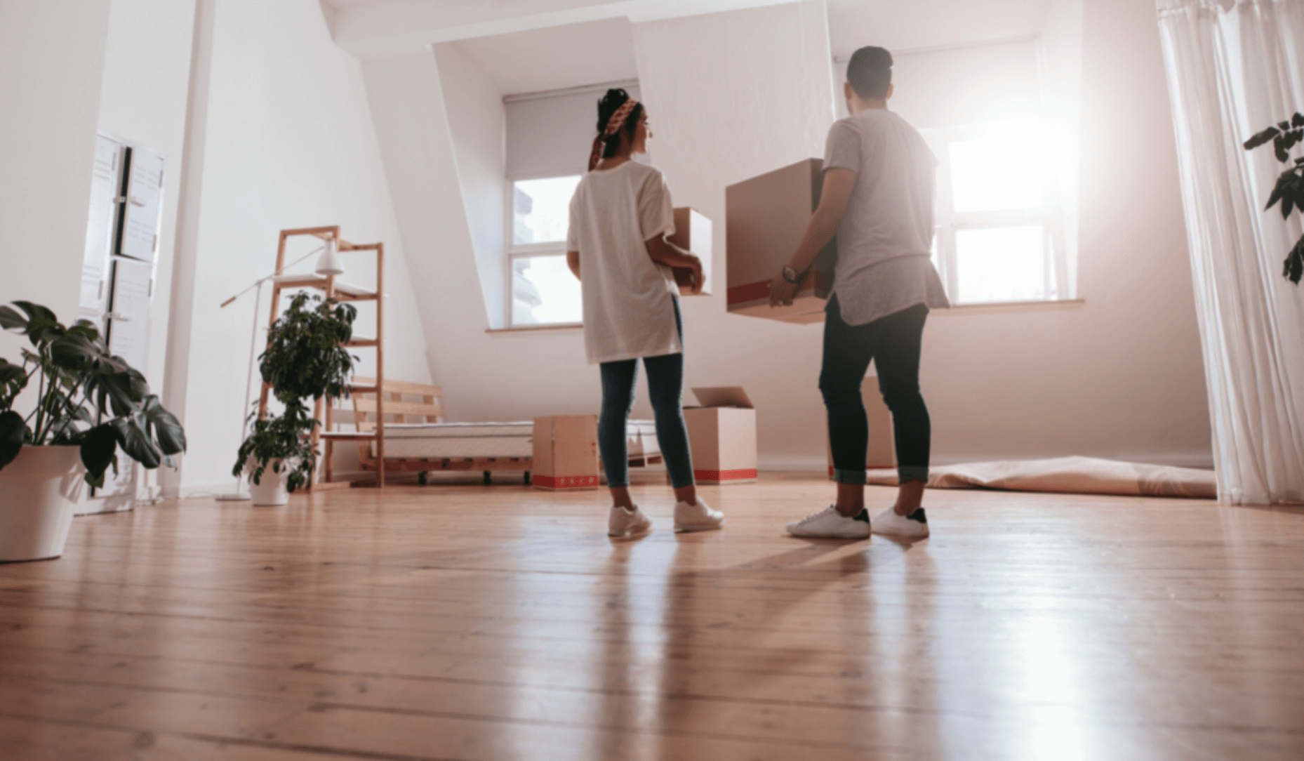 Couple qui emménage dans leur nouvel appartement