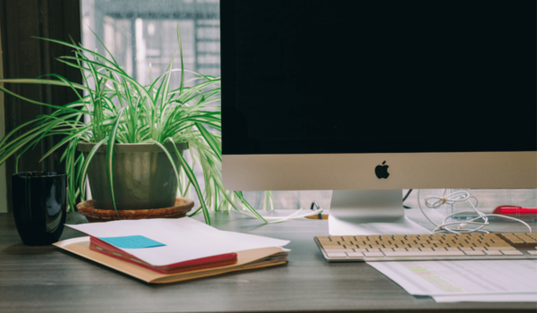Dossier de location pour un couple posé sur table de bureau