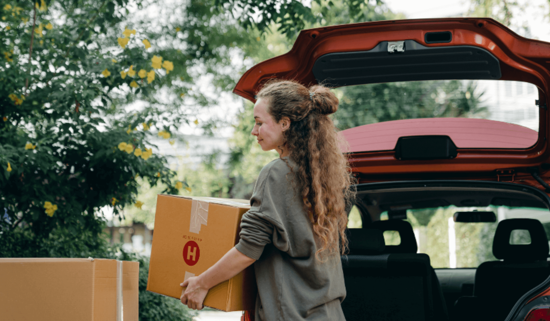 Femme préparant son déménagement