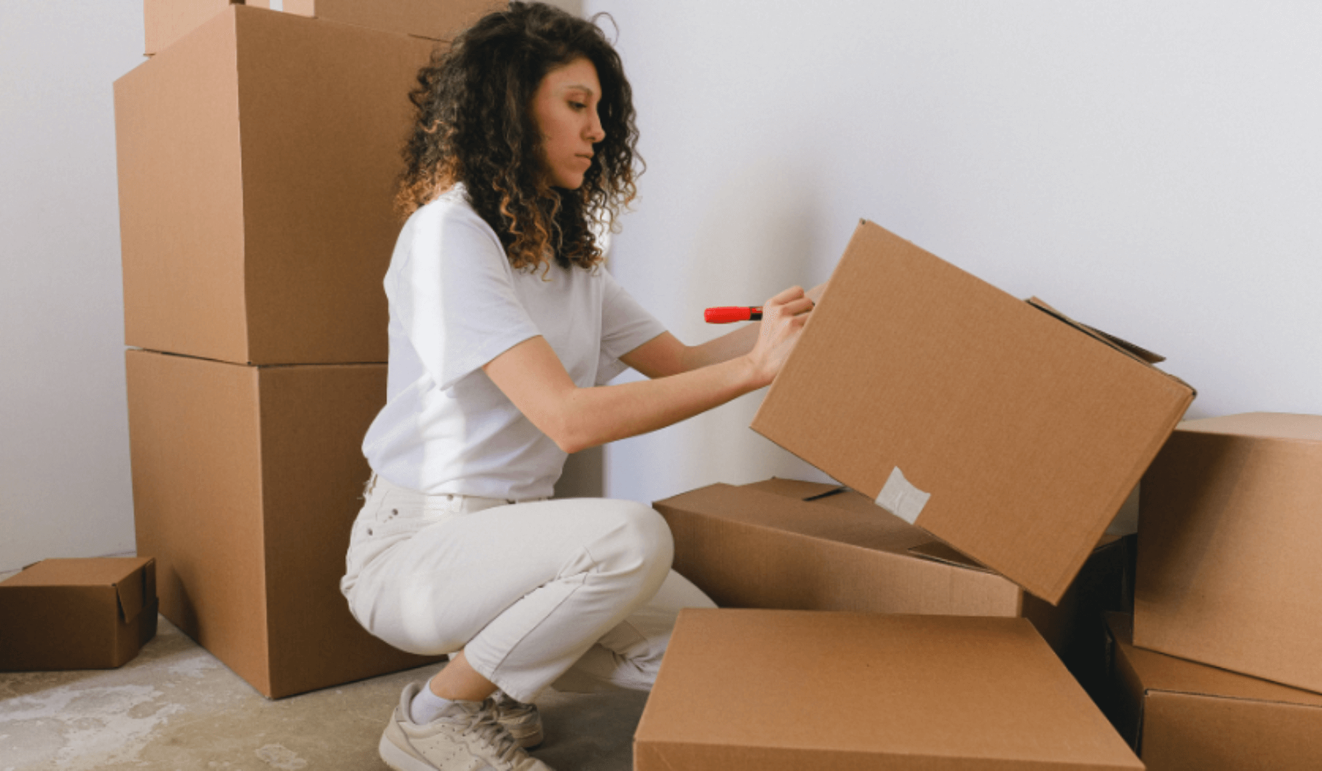 Femme qui prepare son déménagement