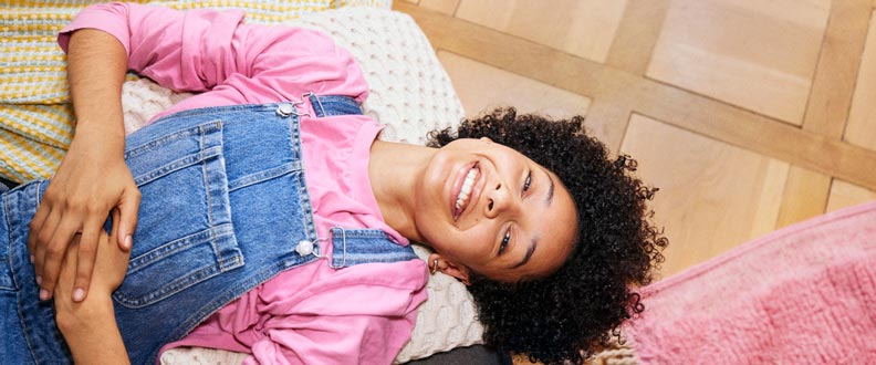 Jeune femme sur un coussin