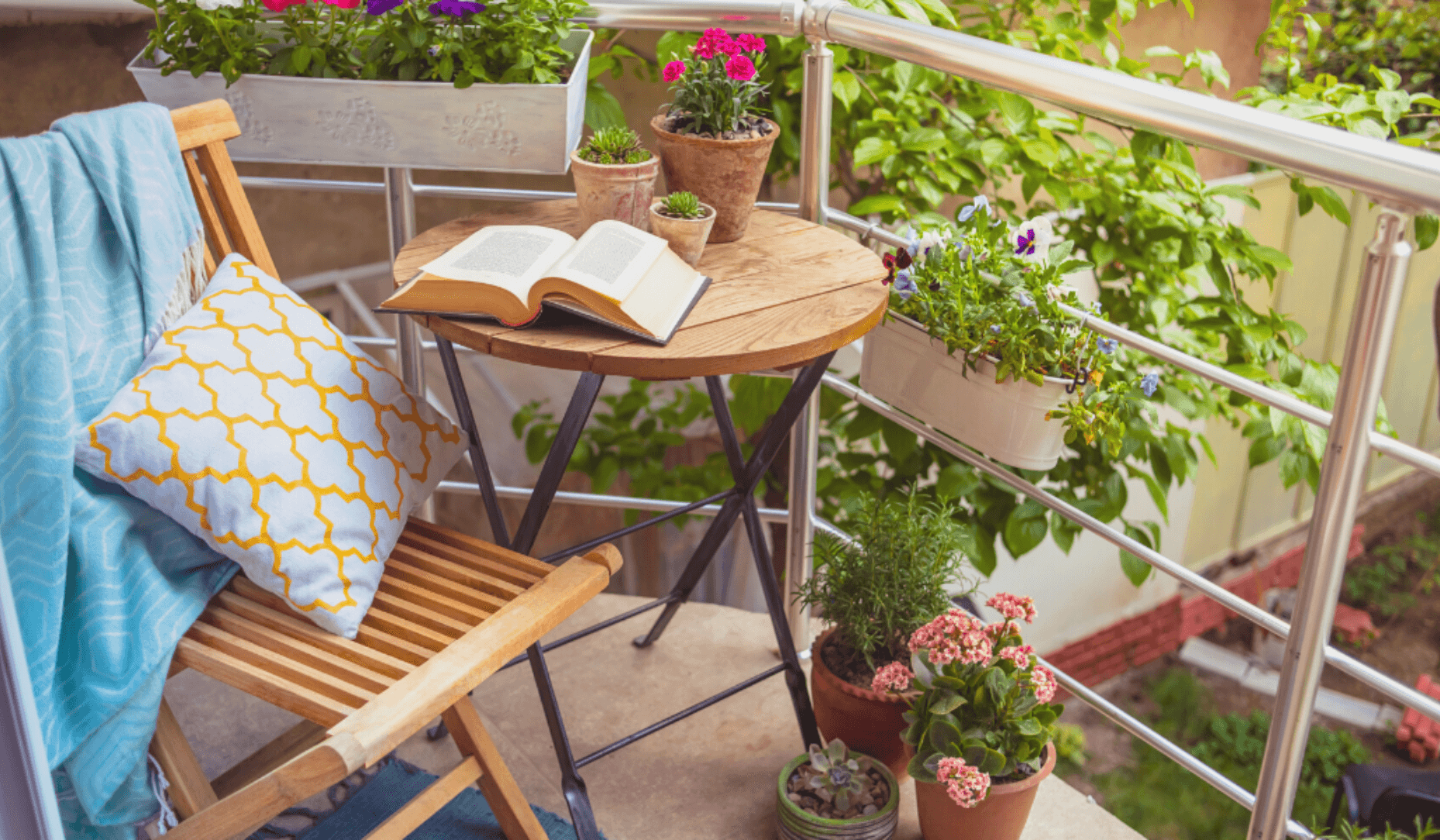 Petit balcon décoré joliment