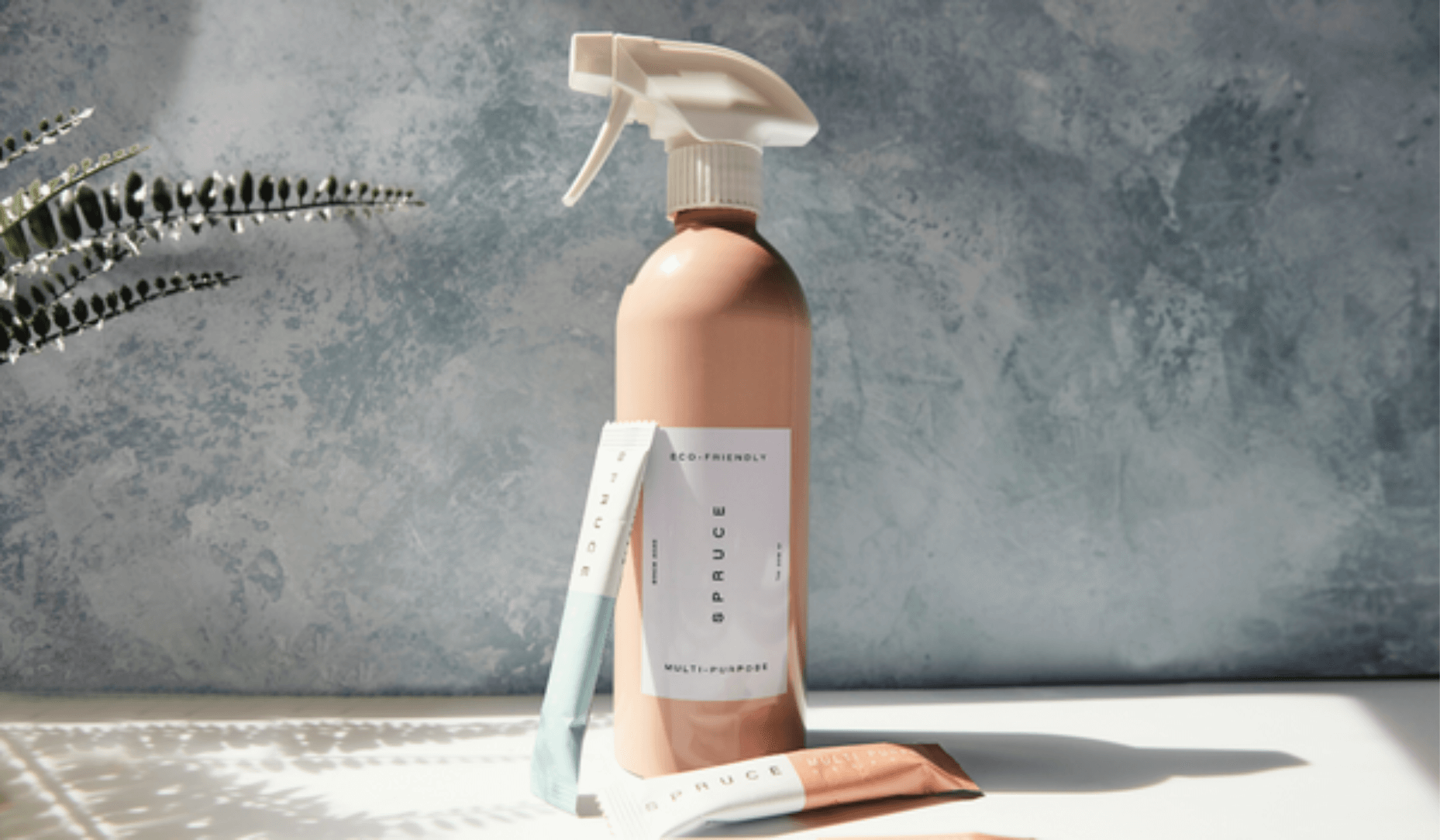 Produit ménager rose poudré 