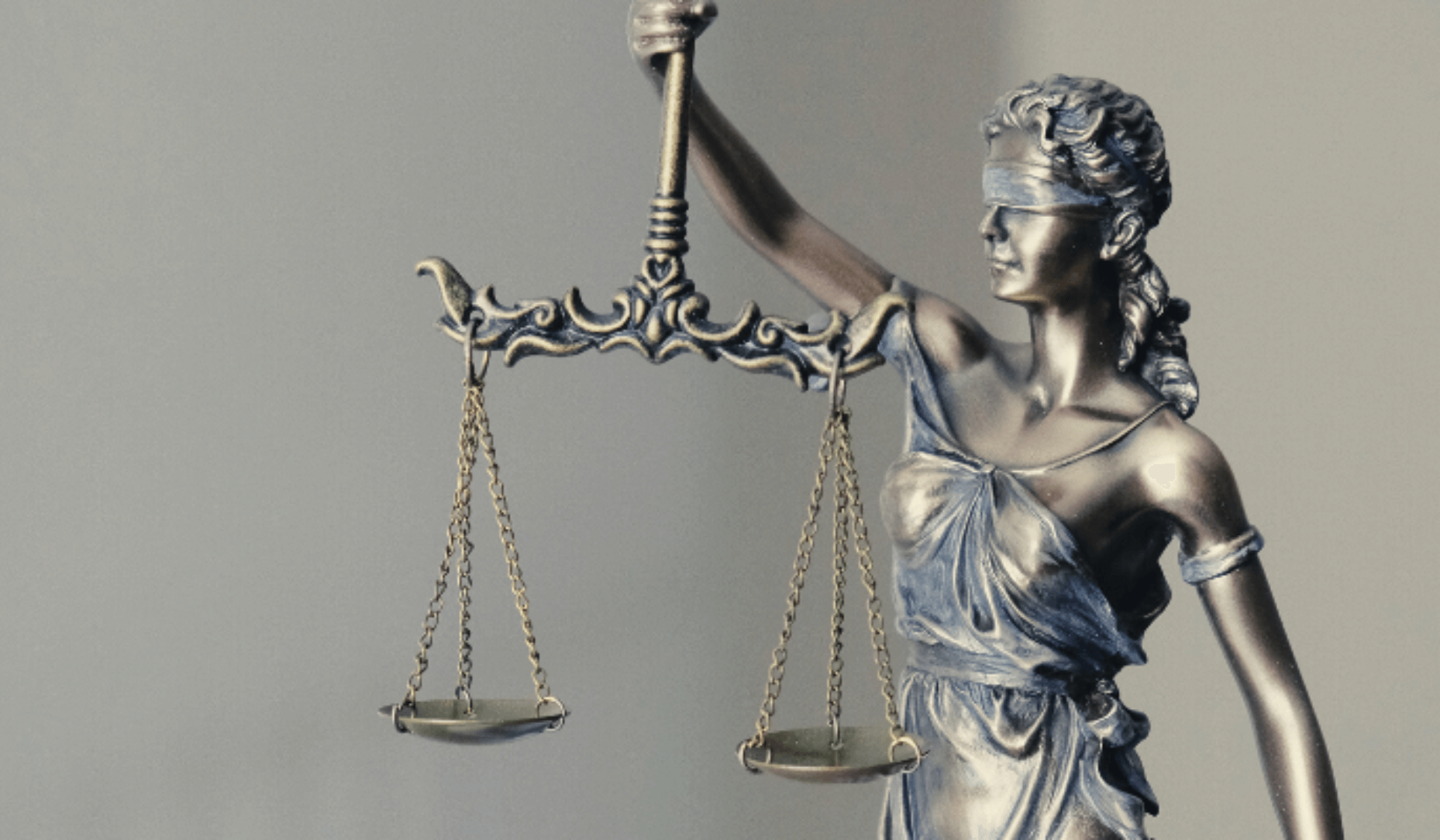 Une statue de la justice portant une balance