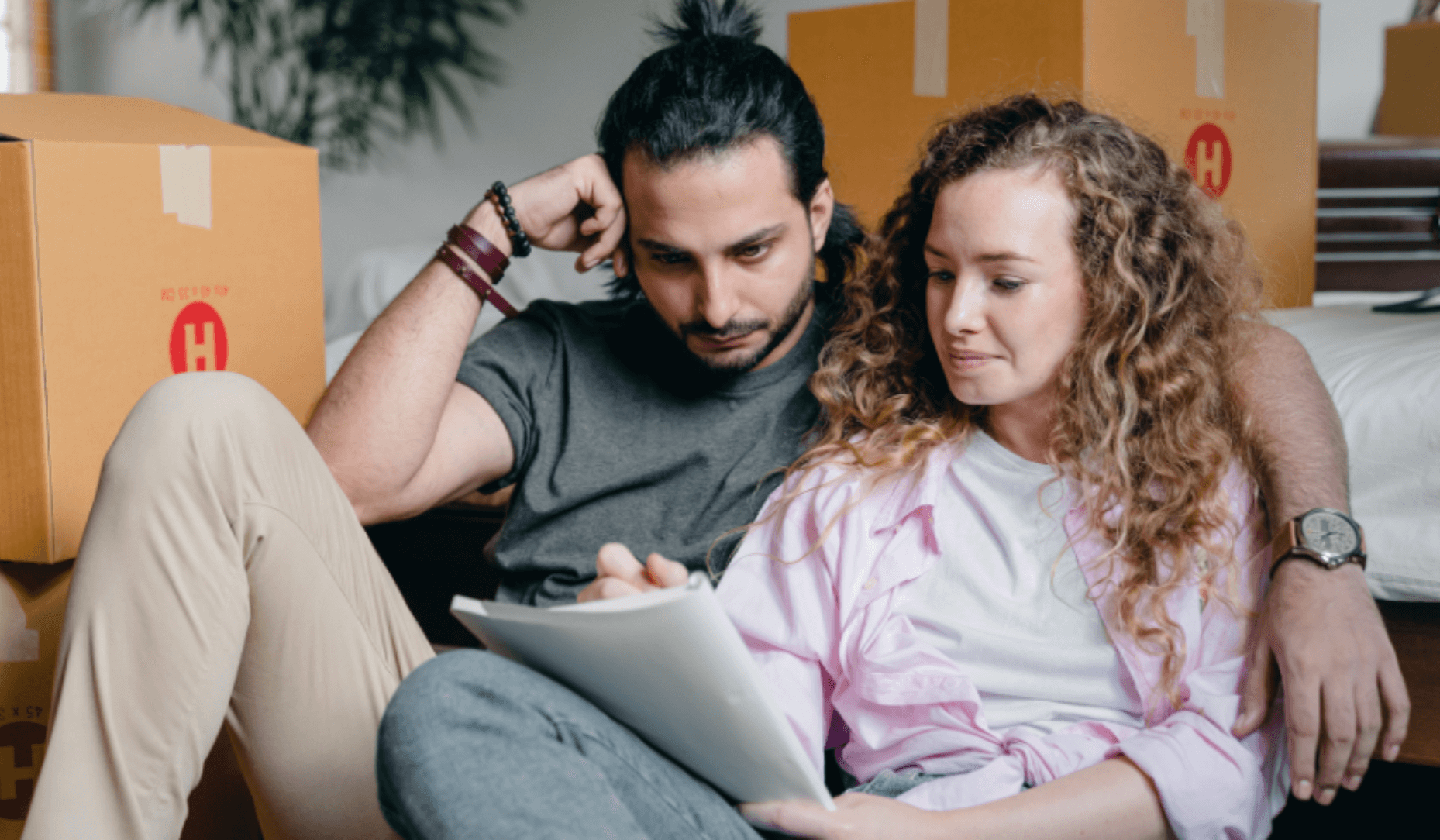Un couple qui prépare lors de son dossier de location