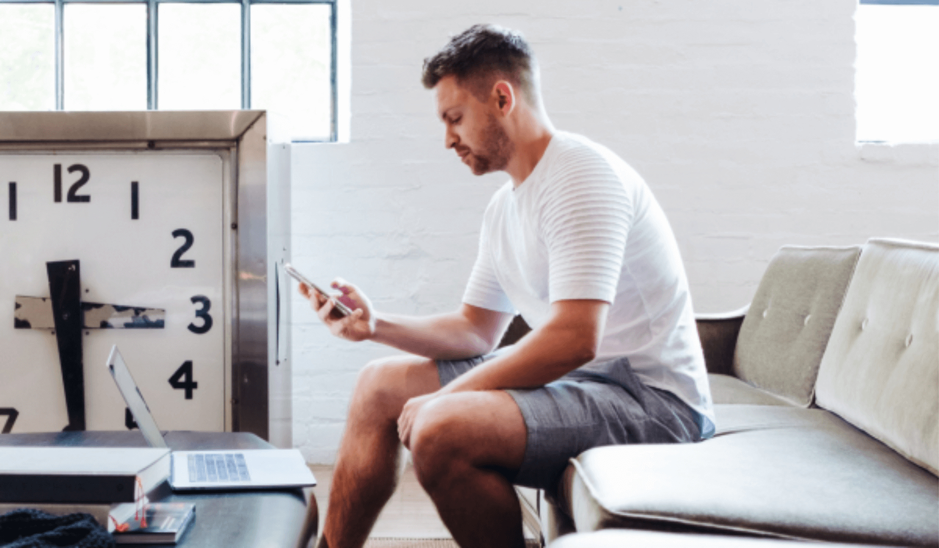 Un homme qui consulte les annonces immobilières