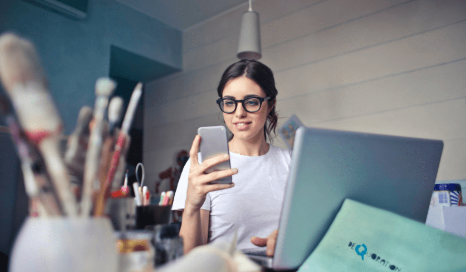 Une femme qui regarde les annonces immobilières sur son téléphone