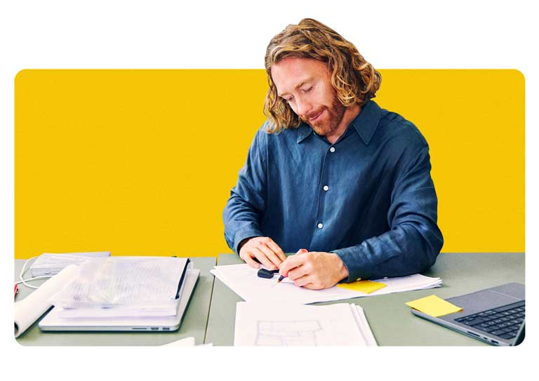 Jeune entrepreneur qui travail dans son bureau 