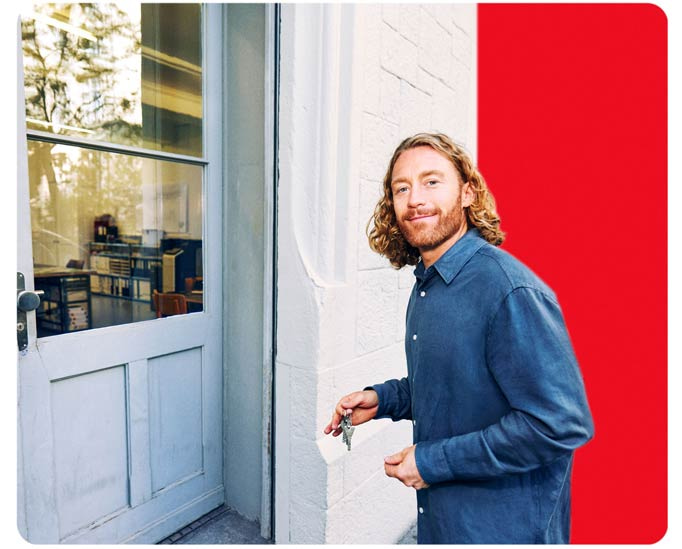 Propriétaire devant son appartement