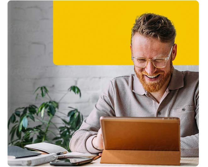 Propriétaire qui utilise sa tablet