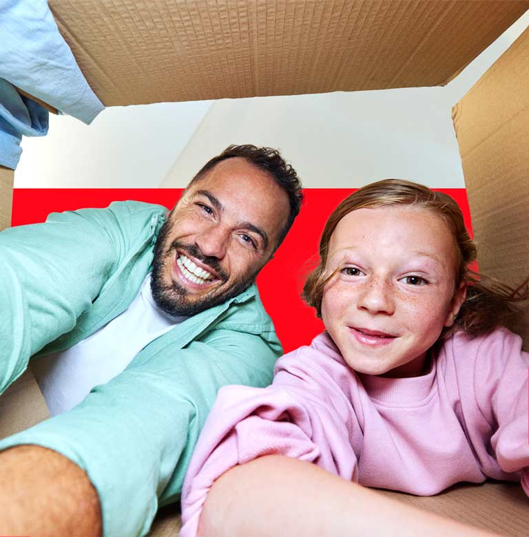 Vater und Tochter leeren einen Karton