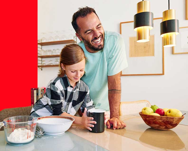 Père et sa fille ensemble à la table à manger