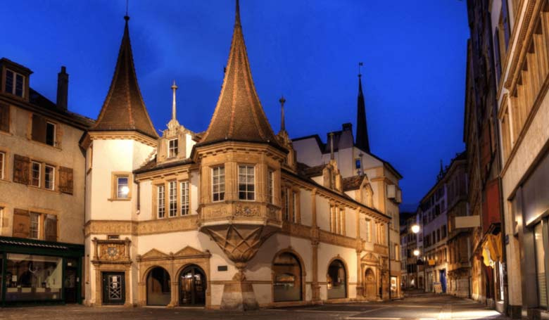 Vieille ville de Neuchâtel à la tombée de la nuit