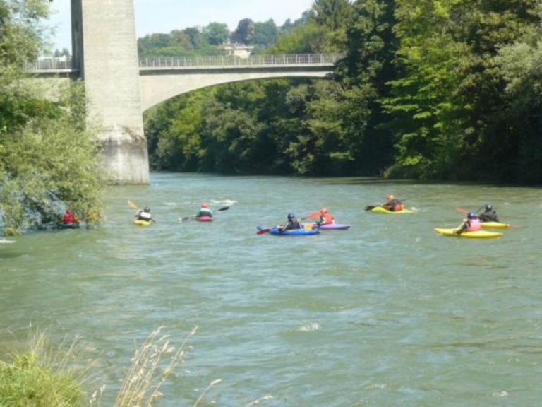 Des personnes faisant du canoë kayak sur le lac de Morat à Fribourg