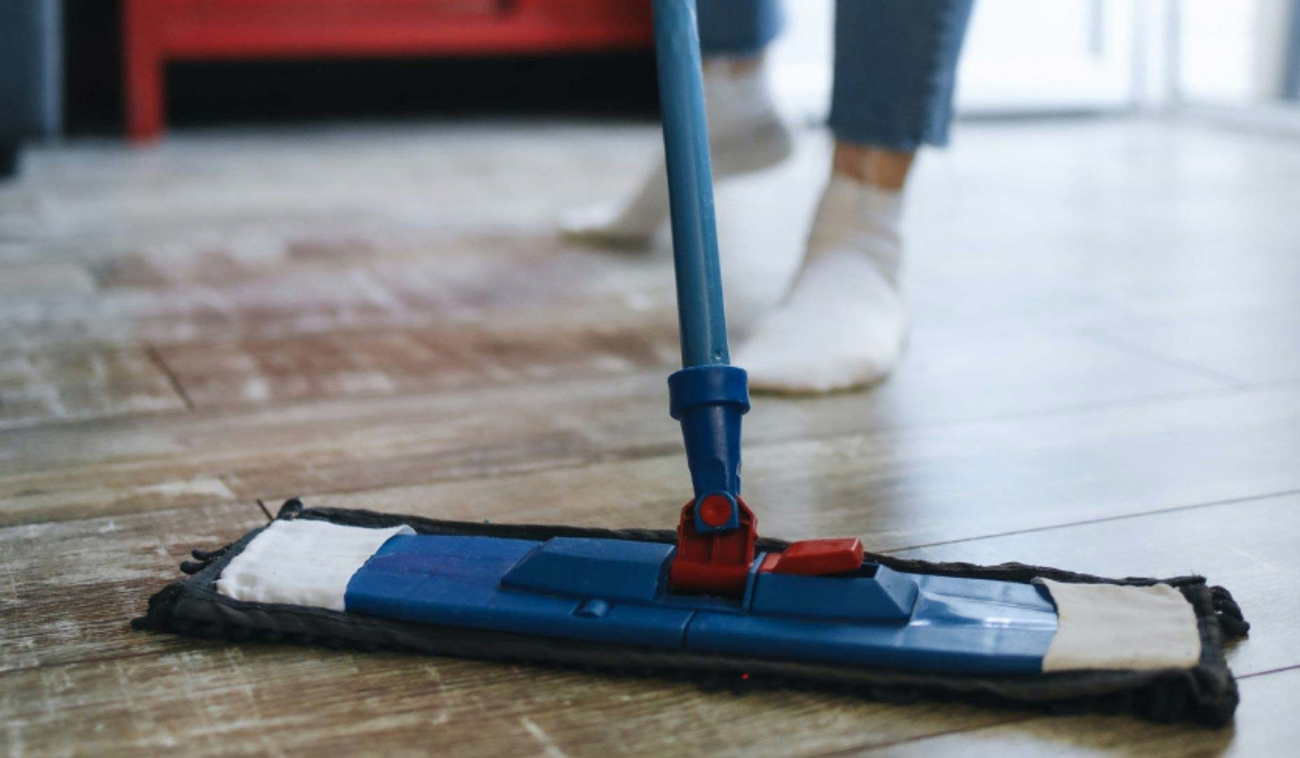 Eine-Person-reinigt-ihren-Boden-mit-einem-Mopp