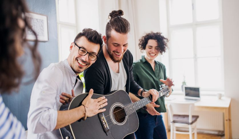 Mitbewohner-spielen-zusammen-eine-Gitarre