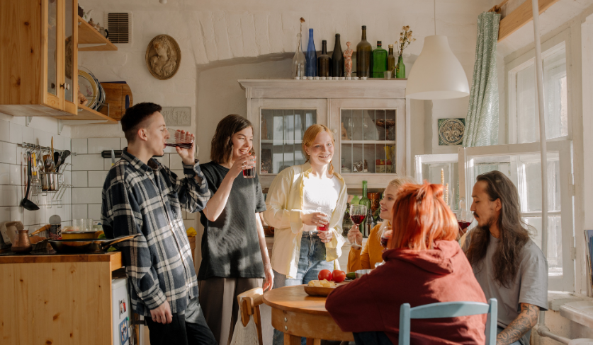 Mitbewohner-teilen-ein-Essen-um-einen-Tisch