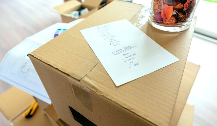 Checklist posée sur un carton de déménagement