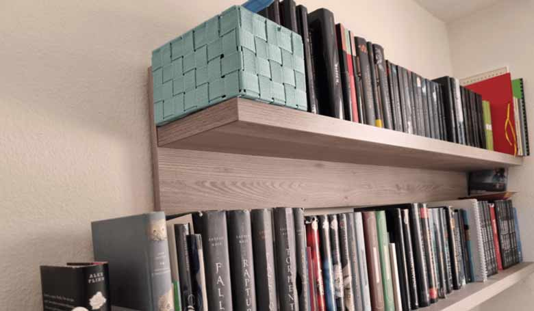 Bücherregal in der Wohnung eines SwissCaution-Kunden