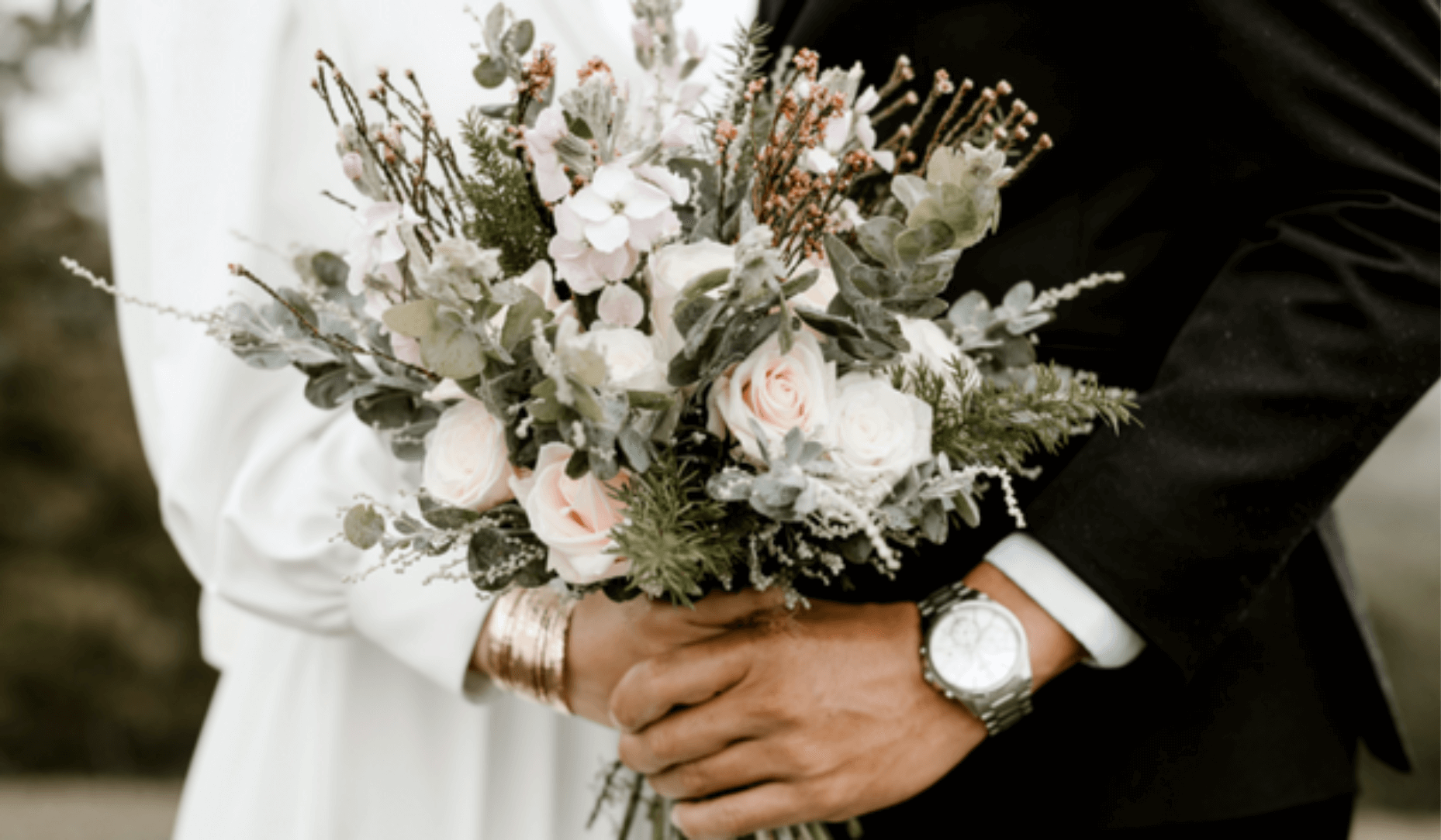 Couple marié tenant un bouquet de fleurs