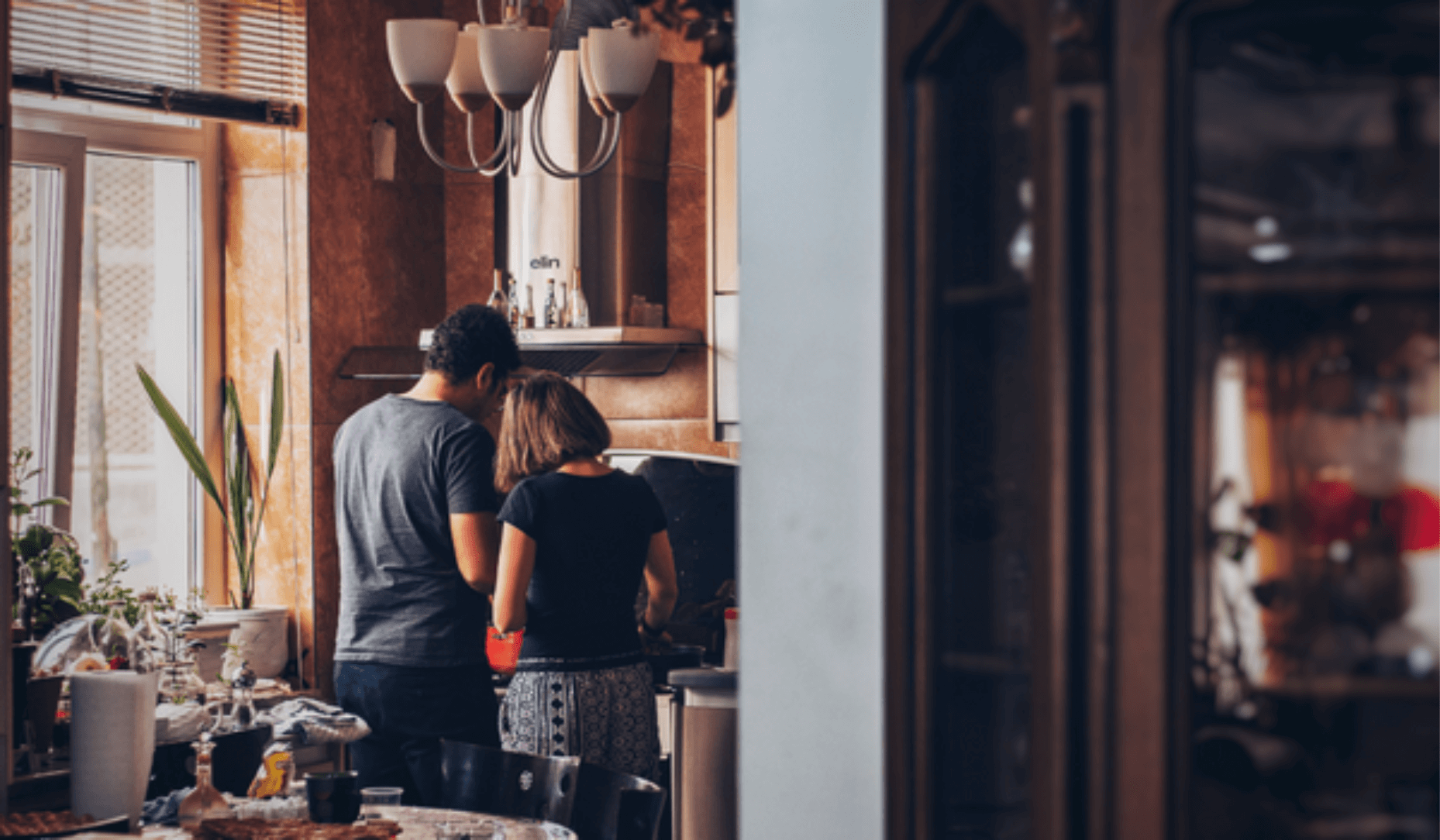 Couple en location en train de cuisiner ensemble