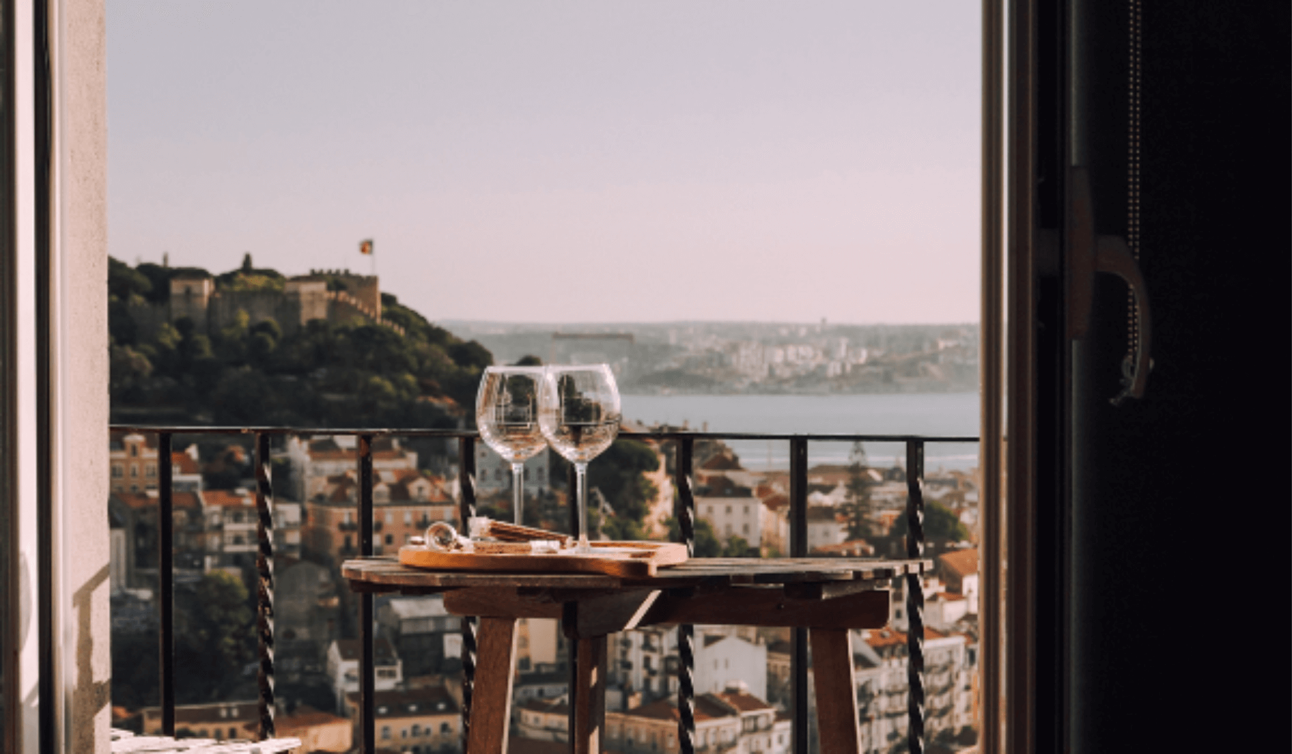 Deux verre de vins posés sur une table d'un balcon