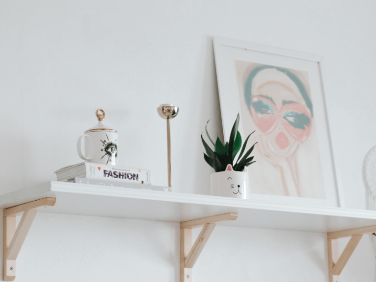 Etagère murale où sont posés des éléments de décoration de manière ordrée