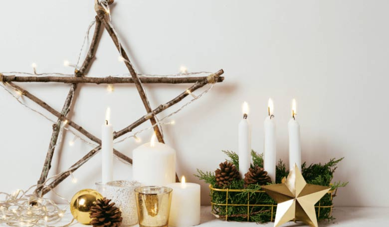 Stella di Natale in legno e illuminata con ghirlande