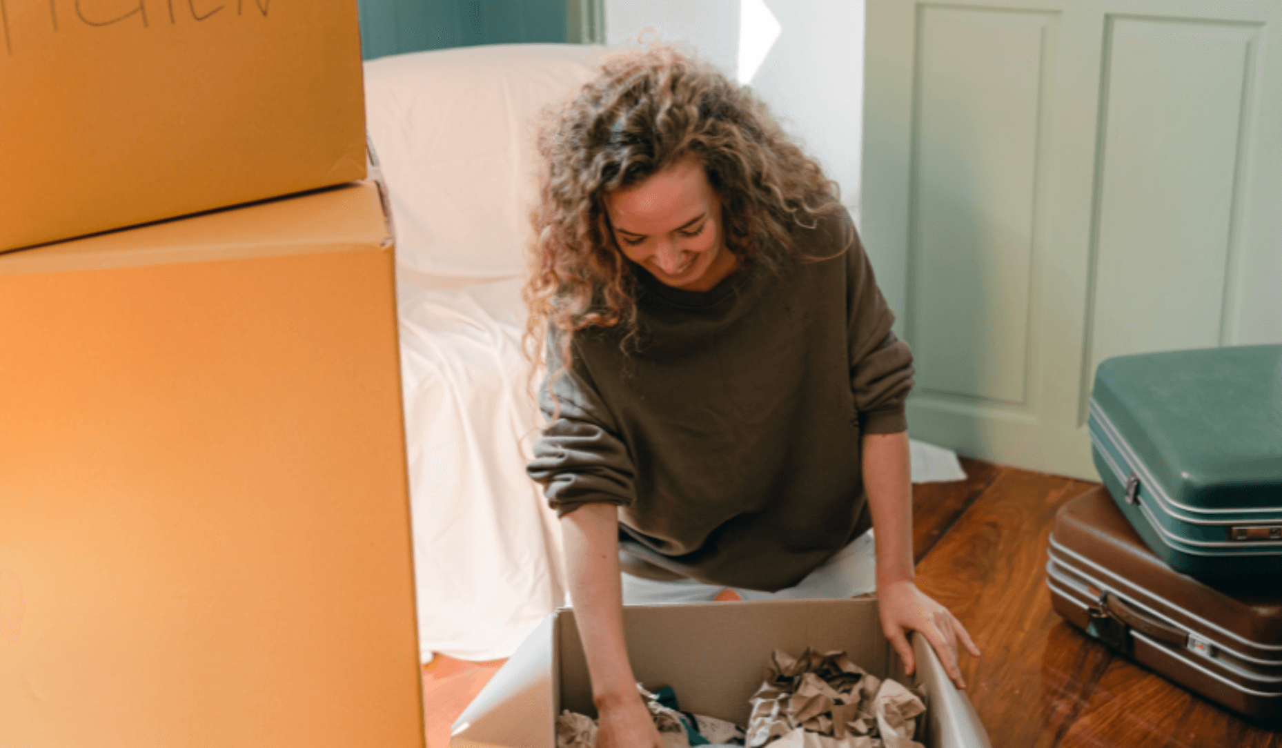 Une femme prépare ses cartons et fait du tri pour son déménagement