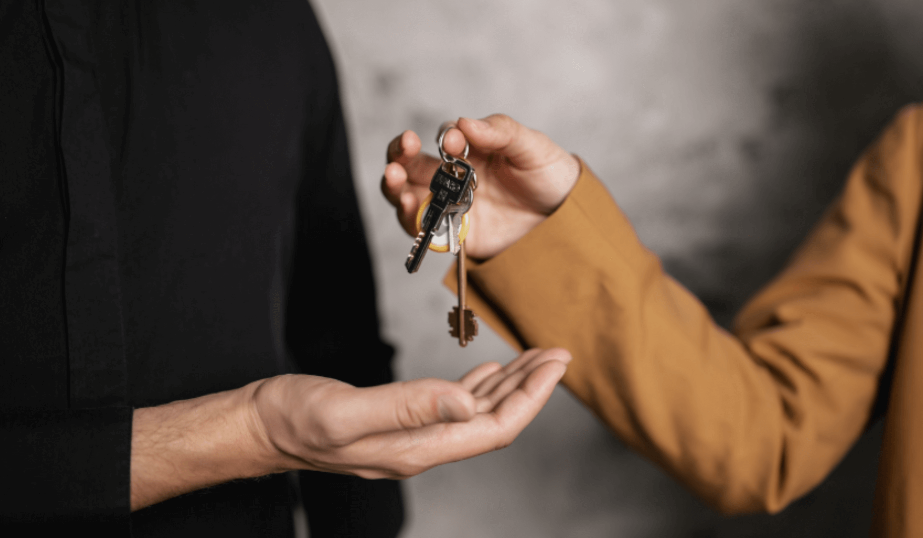 Une personne remet les clef de son appartement pour la fin de son bail