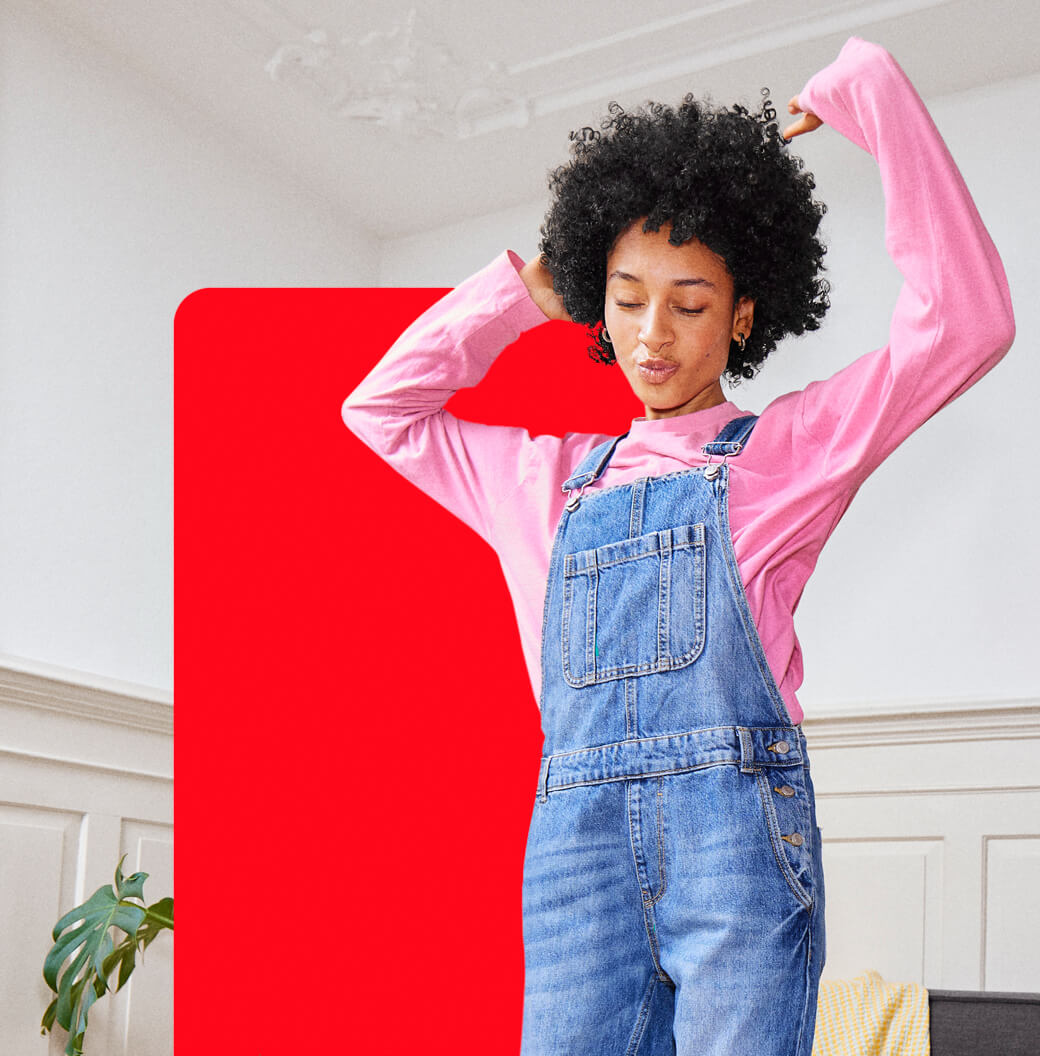 Une jeune femme heureuse dans son salon