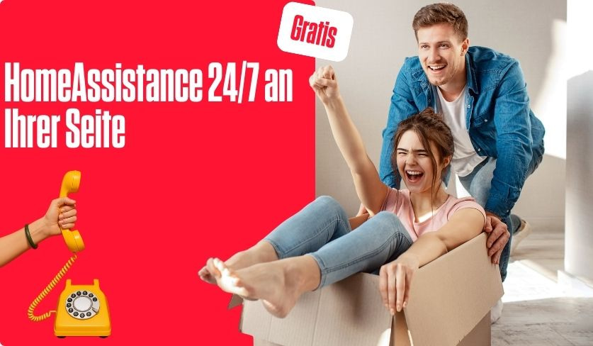 Eine glückliche Frau sitzt in einem Umzugskarton und wird von ihrem Partner geschoben