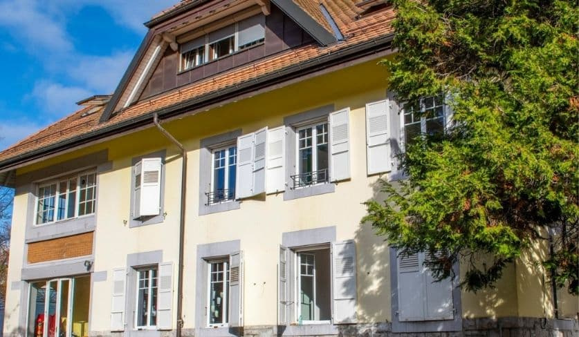 Fassade des Gebäudes der Vereinigung Sleep-In in Lausanne mit weißen Fensterläden