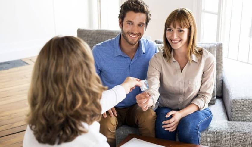 Coppia che visita un nuovo appartamento in affitto in Svizzera