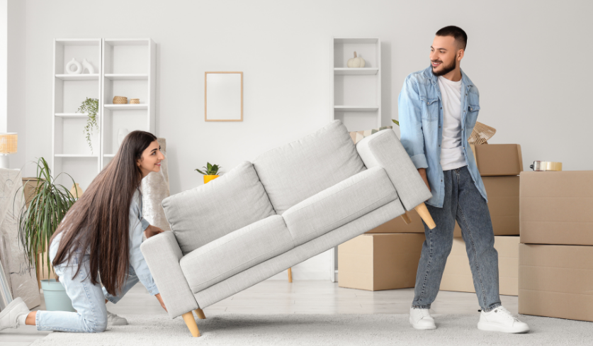 Couple emménageant dans un nouveau logement en Suisse