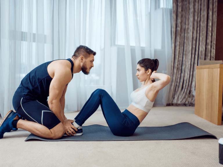 Una donna che fa ginnastica nel suo salotto