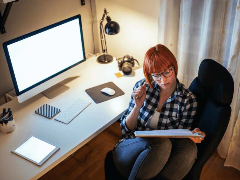 Una signora che lavora in un ufficio a casa