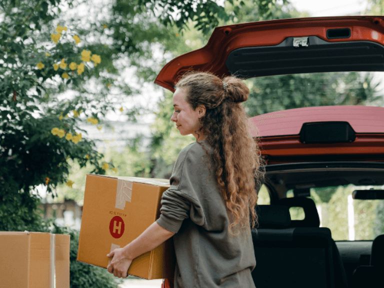 Femme préparant son déménagement