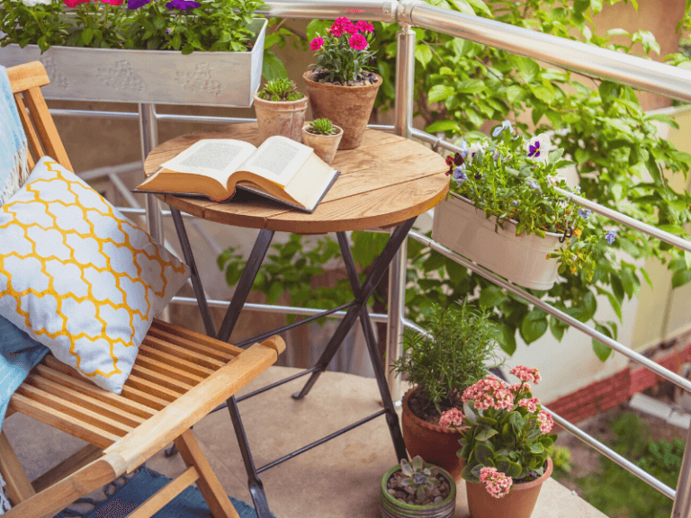 Petit balcon décoré joliment