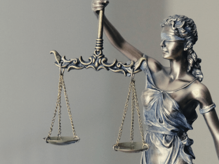 Une statue de la justice portant une balance