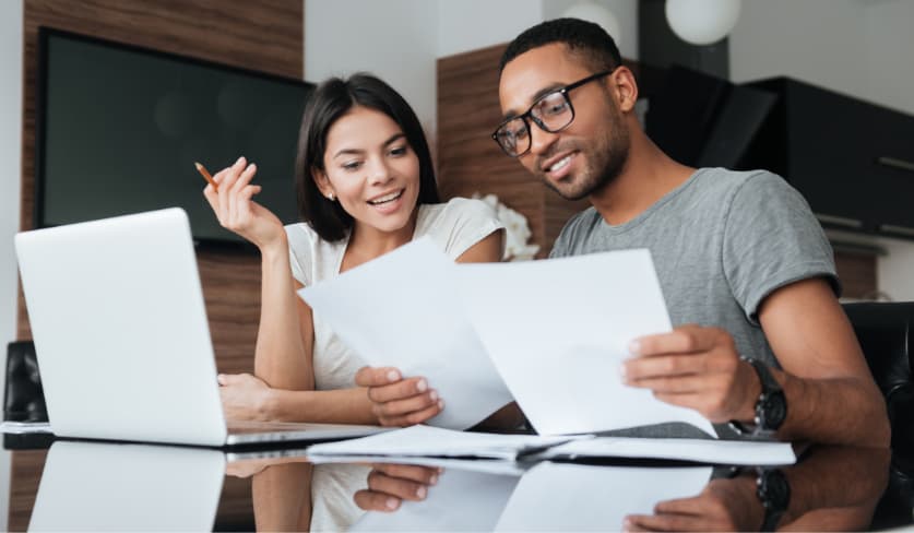 Couple consultant des documents liés à une garantie de loyer